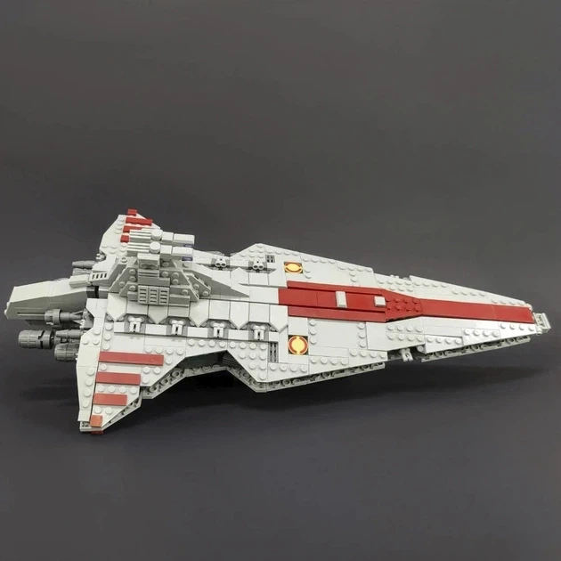 Конструктор звездный крейсер Венатор 67106 Star Wars космический корабль на 960 деталей для сборки модели боевого флагмана Галактической Республики с иллюминаторами пушками башнями и турбоускорителями размером 465 на 235 на 176 см для фанатов - изображение 2
