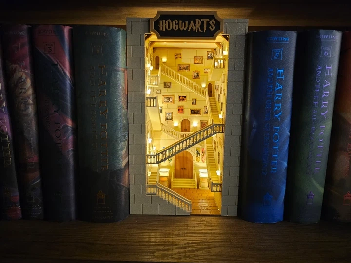 Вставка для книжкової полиці Book Nook Hogwarts - Фото 2 Вставка для книжкової полиці Book Nook Hogwarts - зображення 2