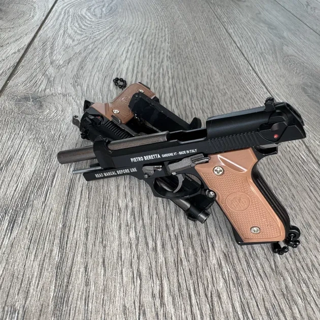 Брелок розбірний пістолет Антистрес M92 BERETTA чорного кольору, іграшка з металу та пластику - Фото 4 Брелок розбірний пістолет Антистрес M92 BERETTA чорного кольору, іграшка з металу та пластику - зображення 4