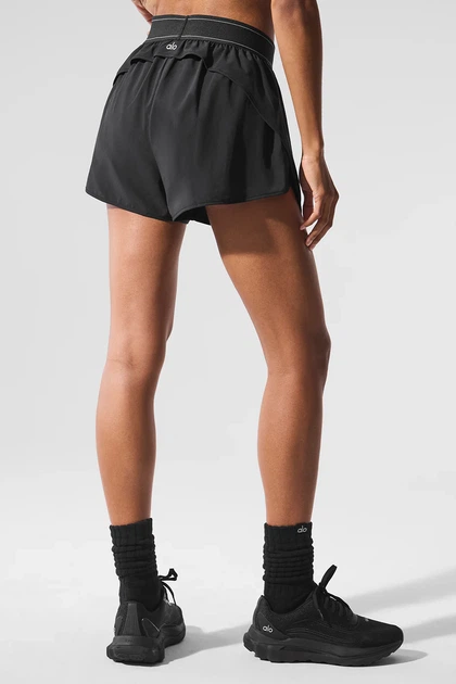 Женские шорты Alo Yoga Match Point Short Black W6334R размер S - Фото 2 Женские шорты Alo Yoga Match Point Short Black W6334R размер S - изображение 2