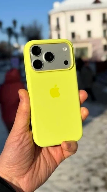 Чохол силіконовий Silicone Case із MagSafe для iPhone 17 Pro Max захист камери жовтий - Фото 5 Чохол силіконовий Silicone Case із MagSafe для iPhone 17 Pro Max захист камери жовтий - зображення 5
