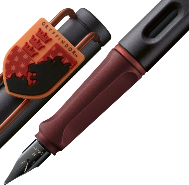 Ручка чорнильна LAMY safari Gryffindor EF чорнила T10 сині (4040151) - Фото 2 Ручка чорнильна LAMY safari Gryffindor EF чорнила T10 сині (4040151) - зображення 2