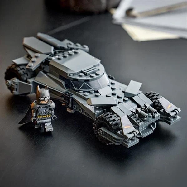 Конструктор LEGO® DC Batman™: Бетмобіль із фільму «Бетмен проти Супермена» 220деталей (76331) - Фото 7 Конструктор LEGO® DC Batman™: Бетмобіль із фільму «Бетмен проти Супермена» 220деталей (76331) - изображение 7