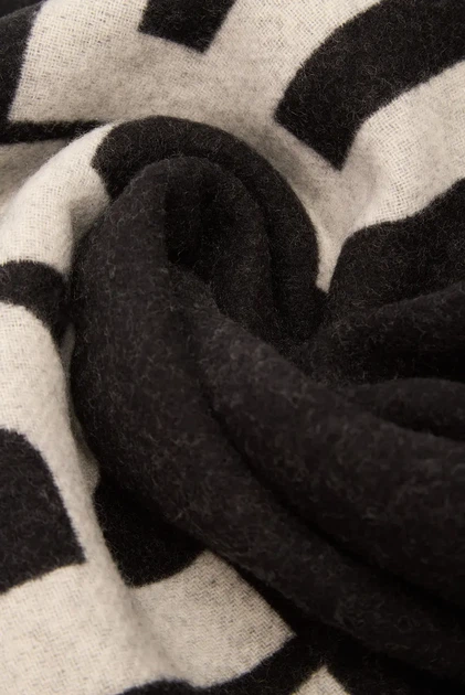 Жіночий чорний вовняний шарф K ESSENTIAL JKRD WOVEN SCARF Karl Lagerfeld OS 246W3309 - изображение 4