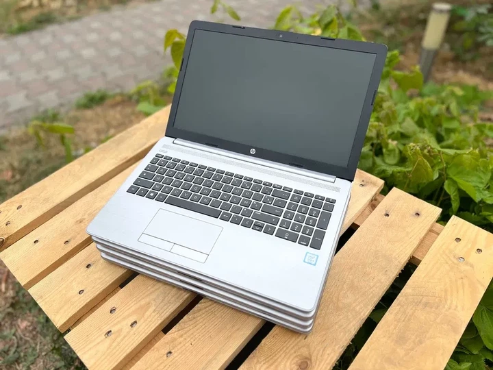 Ноутбук HP 250 G7 / 15.6" (1366х768) IPS / Intel Core i3-7100U (2 (4) ядра по 2.4 GHz) / 8 GB DDR4 / 256 GB SSD / Intel HD Graphics 620 / WebCam / Win 10 Pro - Б/В - зображення 3