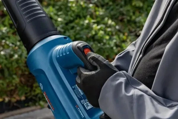 Dmuchawa do liści Bosch GBL 18V-750 bezszczotkowa bez akumulatora i ładowarki (06008D2000) - obraz 3