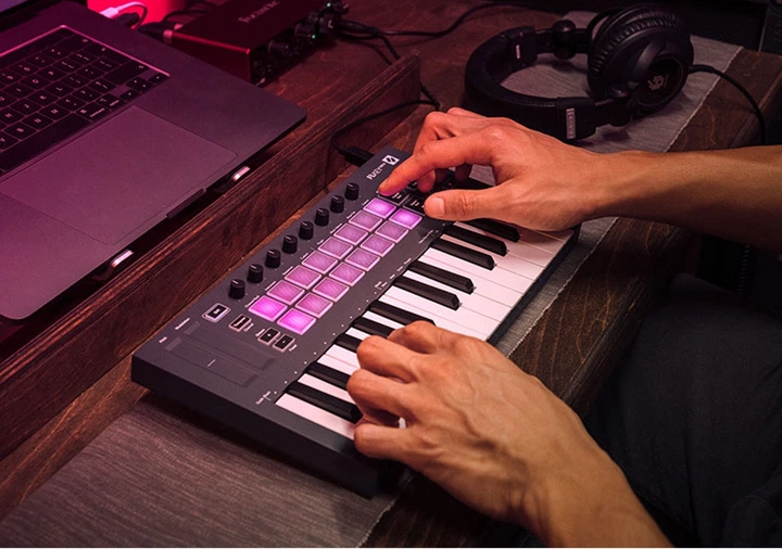 MIDI-клавіатура Novation FLkey Mini - зображення 6