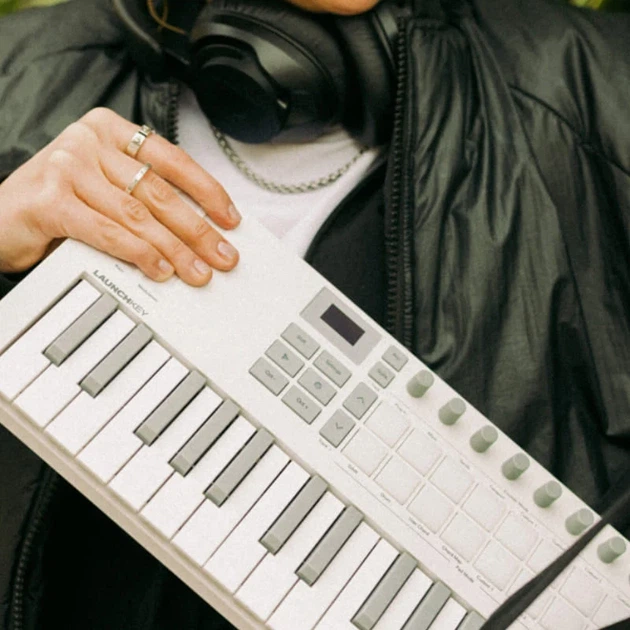 MIDI-клавіатура Novation Launchkey Mini 37 MK4 Біла - зображення 12