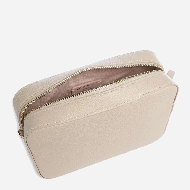 Torebka crossbody damska skórzana mała Coccinelle Tebemini E5MN555M301 N64 Beżowa (800070354329) - obraz 4