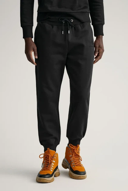 Чоловічі чорні спортивні штани TONAL ARCHIVE SHIELD PANTS Gant L 2039023 - Фото 1 Чоловічі чорні спортивні штани TONAL ARCHIVE SHIELD PANTS Gant L 2039023 - изображение 1