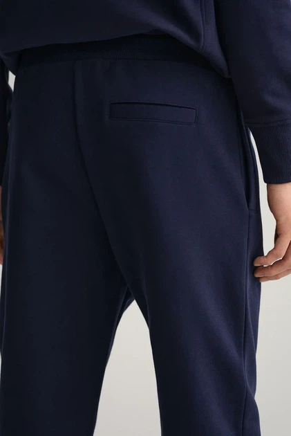 Чоловічі темно-сині спортивні штани TONAL ARCHIVE SHIELD PANTS Gant L 2039023 - Фото 5 Чоловічі темно-сині спортивні штани TONAL ARCHIVE SHIELD PANTS Gant L 2039023 - изображение 5