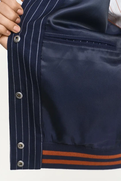 Жіночий темно-синій вовняний бомбер у смужку PINSTRIPE VARSITY Gant M 4700378 - Фото 5 Жіночий темно-синій вовняний бомбер у смужку PINSTRIPE VARSITY Gant M 4700378 - изображение 5