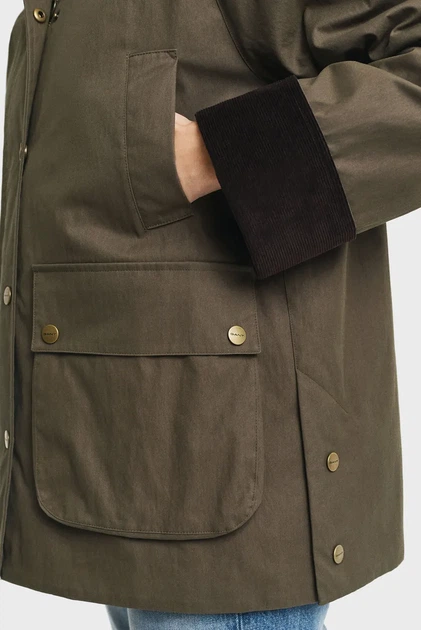 Жіноча темно-зелена вощана куртка WAXED COTTON BARN Gant M 4700382 - Фото 6 Жіноча темно-зелена вощана куртка WAXED COTTON BARN Gant M 4700382 - изображение 6