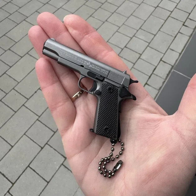 Сувенірний Пістолет COLT 1911 CLASSIC сірий, розбірний брелок з металу 1:3 фіджет - Фото 4 Сувенірний Пістолет COLT 1911 CLASSIC сірий, розбірний брелок з металу 1:3 фіджет - зображення 4