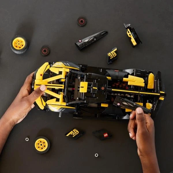 Конструктор LEGO Techniс Bugatti Bolide 905 деталей (42151) - изображение 4