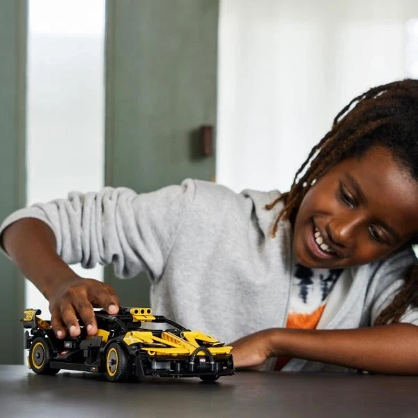 Конструктор LEGO Techniс Bugatti Bolide 905 деталей (42151) - изображение 5