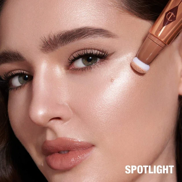 Хайлайтер для лица Charlotte Tilbury Beauty Highlighter Wand Spotlight 12 мл - Фото 3 Хайлайтер для лица Charlotte Tilbury Beauty Highlighter Wand Spotlight 12 мл - изображение 3