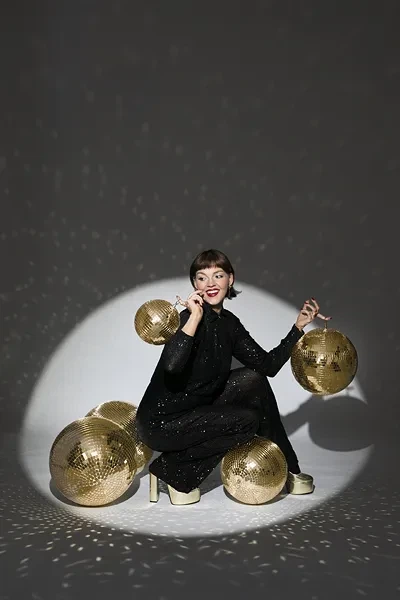 Dekoracja wisząca PartyDeco Kula lustrzana disco 30 cm Szampańskie złoto (KDS2-30) (5904555062542) - obraz 3