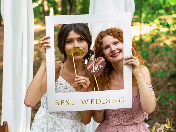 Zestaw z ramką do selfie PartyDeco Best Wedding 12 szt Biało-złoty (PBF2) (5900779104044) - obraz 7