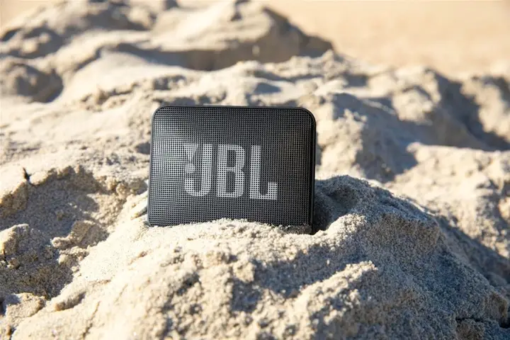 Портативная колонка JBL Go Essential 2 Black | Bluetooth 4.2, 3.1 Вт, IP67, до 5 ч, USB-C, компактная акустика - Фото 7 Портативная колонка JBL Go Essential 2 Black | Bluetooth 4.2, 3.1 Вт, IP67, до 5 ч, USB-C, компактная акустика - изображение 7