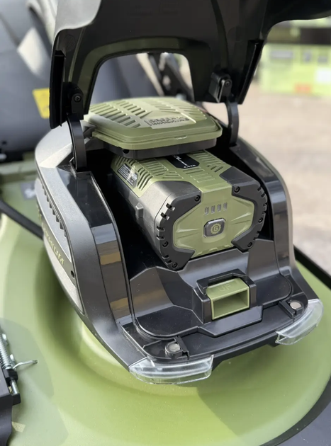 Самохідна газонокосарка акумуляторна + садова повітродуйка Green Machine 62V - зображення 12