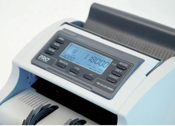 Счётная машинка PRO 40U LCD UV с детекцией банкнот, проверкой подлинности купюр, точной калькуляцией и UV-защитой - Фото 2 Счётная машинка PRO 40U LCD UV с детекцией банкнот, проверкой подлинности купюр, точной калькуляцией и UV-защитой - изображение 2