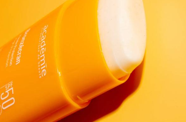 Солнцезащитный стик для чувствительных зон SPF 50 Academie Bronzecran Sun Stick Sensitive Areas SPF 50 10мл - изображение 2