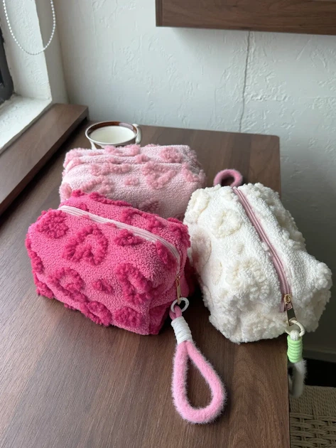 Велика вмістка плюшева косметичка "Fluffy Hearts" Блакитний - зображення 2