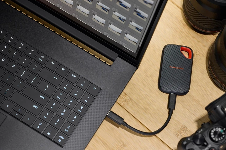Dysk zewnętrzny SanDisk Extreme Portable SSD 1TB USB 3.2 Type-C (SDSSDE70-1T00-G25) - obraz 2