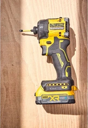 Zakrętarka udarowa hydrauliczna DeWalt 1/4' 18 V 56 Nm z 2 akumulatorami 1.7 Ah (DCF870E2T-QW) - obraz 11