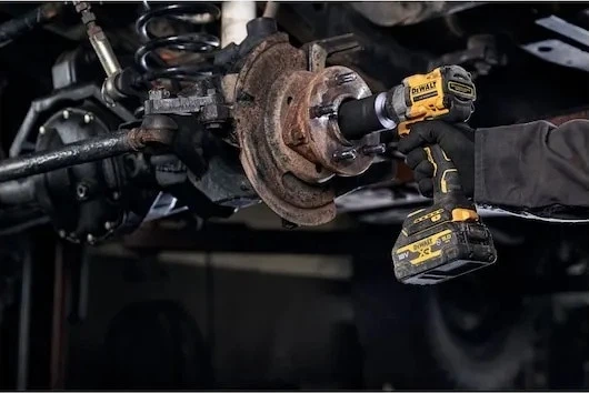 Akumulatorowy klucz udarowy DeWalt 18 V XR 1/2" 406 Nm z 2 akumulatorami 5 Ah (DCF921P2G-QW) - obraz 9