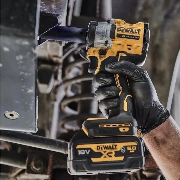 Akumulatorowy klucz udarowy DeWalt 18 V XR 1/2" 406 Nm z 2 akumulatorami 5 Ah (DCF921P2G-QW) - obraz 10
