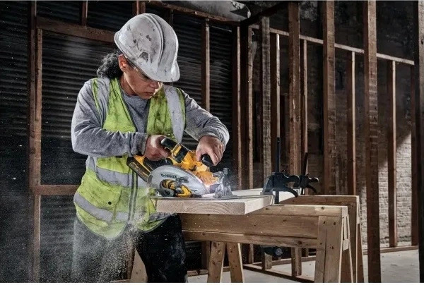 Акумуляторна циркулярна пила DeWalt 18V XR FLEXVOLT ADVANTAGE 190 мм без акумулятора та зарядного пристрою (DCS573NT-XJ) - зображення 6
