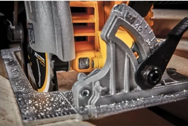 Акумуляторна циркулярна пила DeWalt 18V XR FLEXVOLT ADVANTAGE 190 мм без акумулятора та зарядного пристрою (DCS573NT-XJ) - зображення 11