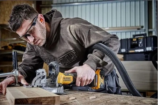 Акумуляторний фрезер DeWalt 18V XR з 2 акумуляторами 5 Аг (DCW682P2-QW) - зображення 3
