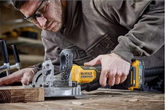 Акумуляторний фрезер DeWalt 18V XR з 2 акумуляторами 5 Аг (DCW682P2-QW) - зображення 6