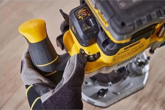 Акумуляторний фрезер DeWalt POWERSTACK 18V XR 8-12 мм з 2 акумуляторами 5 Аг (DCW620H2-QW) - зображення 14