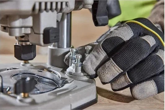 Акумуляторний фрезер DeWalt POWERSTACK 18V XR 8-12 мм з 2 акумуляторами 5 Аг (DCW620H2-QW) - зображення 17