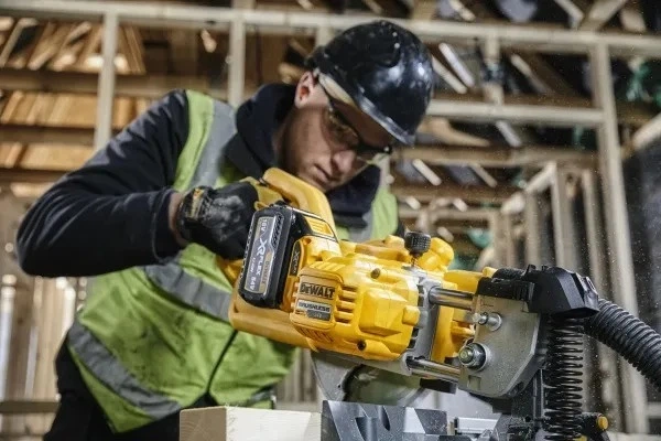 Пила торцювальна DeWalt 54V Flexvolt 216 мм з 2 акумуляторами 6 Аг (DCS777T2-QW) - зображення 7