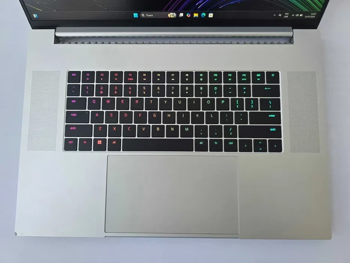 Ноутбук Razer Blade 18 I9 13950HX/RTX 4090/RAM 16GB/SSD 512GB/QHD 240Hz Б\В - Б/У - Фото 4 Ноутбук Razer Blade 18 I9 13950HX/RTX 4090/RAM 16GB/SSD 512GB/QHD 240Hz Б\В - Б/У - изображение 4