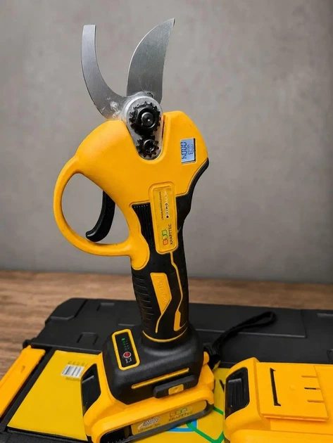 Аккумуляторный секатор Krafftec 48V 6Ah электрический садовый с индикатором заряда до 42 мм - изображение 2