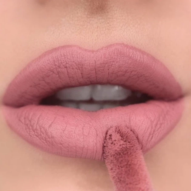 Makeup Revolution Matte Bomb Liquid Lipstick Помада для губ "Nude Magnet" - Фото 2 Makeup Revolution Matte Bomb Liquid Lipstick Помада для губ "Nude Magnet" - зображення 2