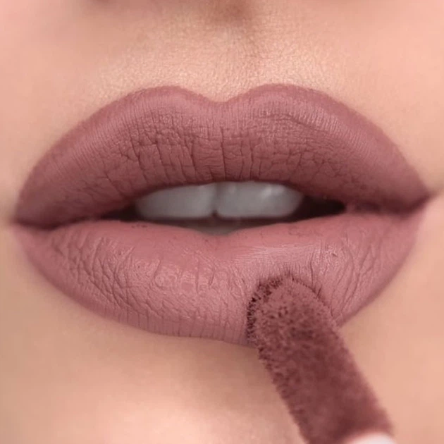 Makeup Revolution Matte Bomb Liquid Lipstick Помада для губ "Delicate Brown" - Фото 2 Makeup Revolution Matte Bomb Liquid Lipstick Помада для губ "Delicate Brown" - изображение 2