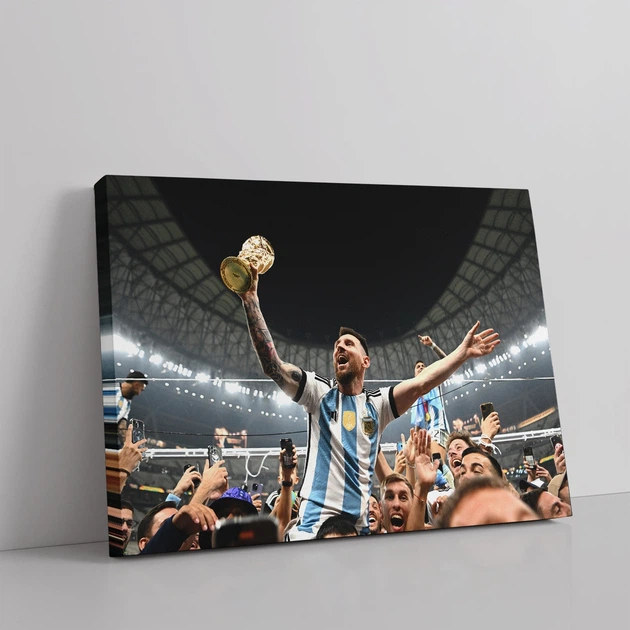 Интерьерная картина Лионель Месси держит Кубок Мира, Lionel Messi, футбол, спорт, 28×42 см (id6223) - изображение 2
