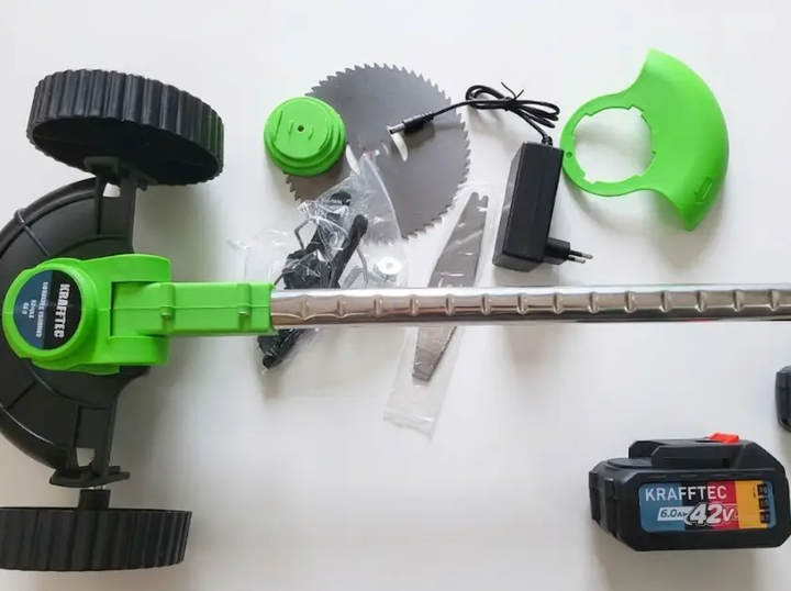 Аккумуляторный триммер Krafftec AZ-144 со штангой длиной 90–122 см колесами и двумя аккумуляторами 42 В - изображение 2