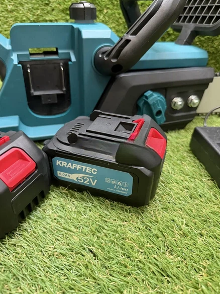 Акумуляторна ланцюгова пила Krafftec Germany PRO CS-4002 48V 6Ah 40 см безщіткова пила для обрізки дерев і рубки гілок з двома акумуляторами та зарядним пристроєм - Фото 4 Акумуляторна ланцюгова пила Krafftec Germany PRO CS-4002 48V 6Ah 40 см безщіткова пила для обрізки дерев і рубки гілок з двома акумуляторами та зарядним пристроєм - зображення 4