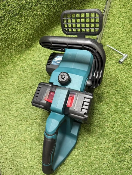 Акумуляторна ланцюгова пила Krafftec Germany PRO CS-4002 48V 6Ah 40 см безщіткова пила для обрізки дерев і рубки гілок з двома акумуляторами та зарядним пристроєм - Фото 5 Акумуляторна ланцюгова пила Krafftec Germany PRO CS-4002 48V 6Ah 40 см безщіткова пила для обрізки дерев і рубки гілок з двома акумуляторами та зарядним пристроєм - зображення 5