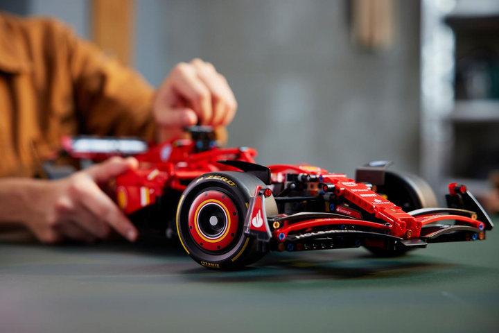 Конструктор Ferrari SF-24 F1 1362 детали в стиле LEGO Technic, болид Формулы 1, гоночный автомобиль 1:8, большой коллекционный набор - изображение 5