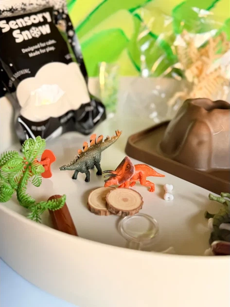 Zestaw sensoryczny Dinozaury Jellystone tacka z figurkami (9343900013796) - obraz 6