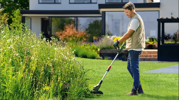 Аккумуляторный садовый триммер Bosch UniversalGrassCut 18V-26-500, 1x25А·час, 26 см, легкий (35 кг) для удобного ухода за газоном. - изображение 3